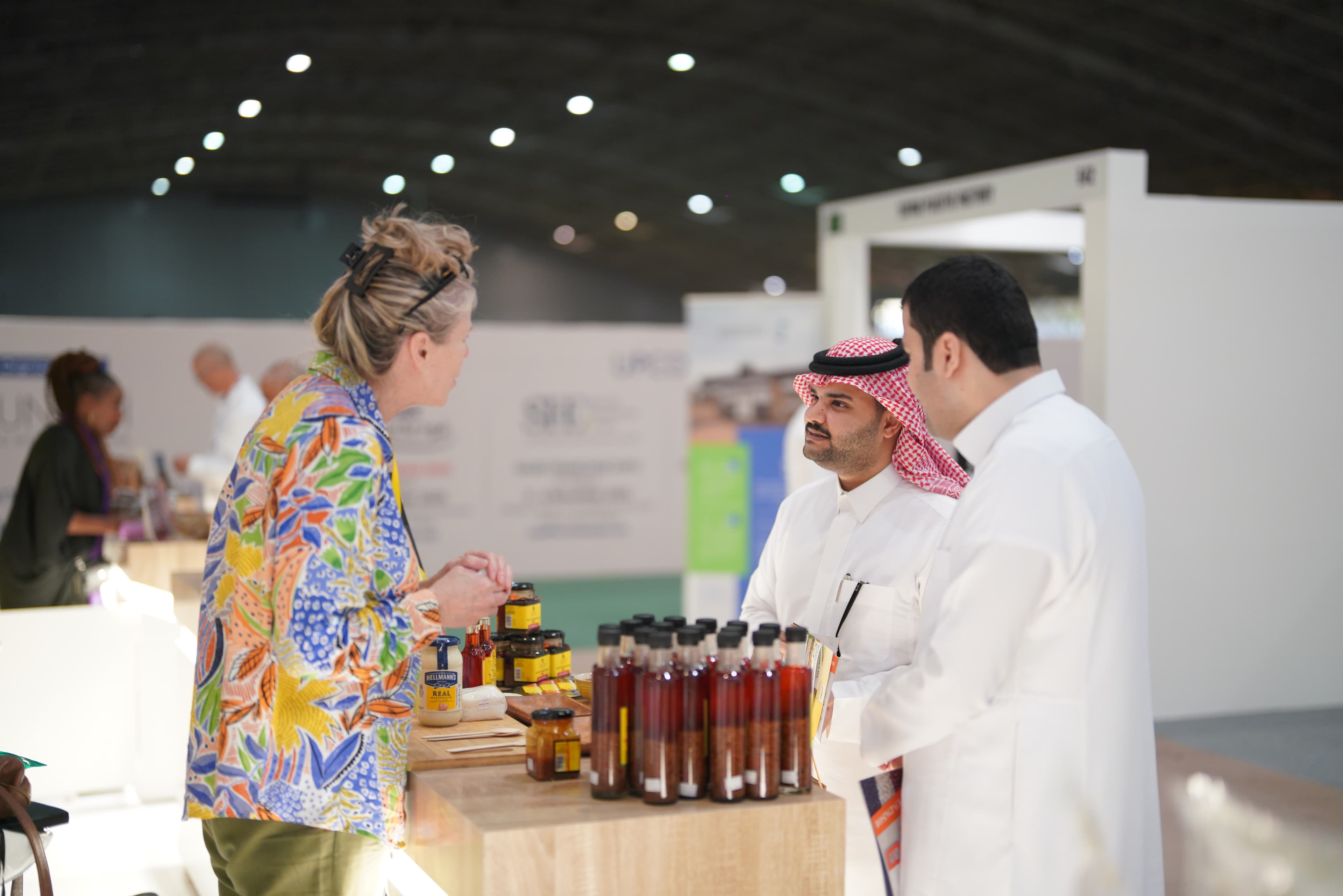 قاعة المعرض — لقاءات المشترين بالعارضين