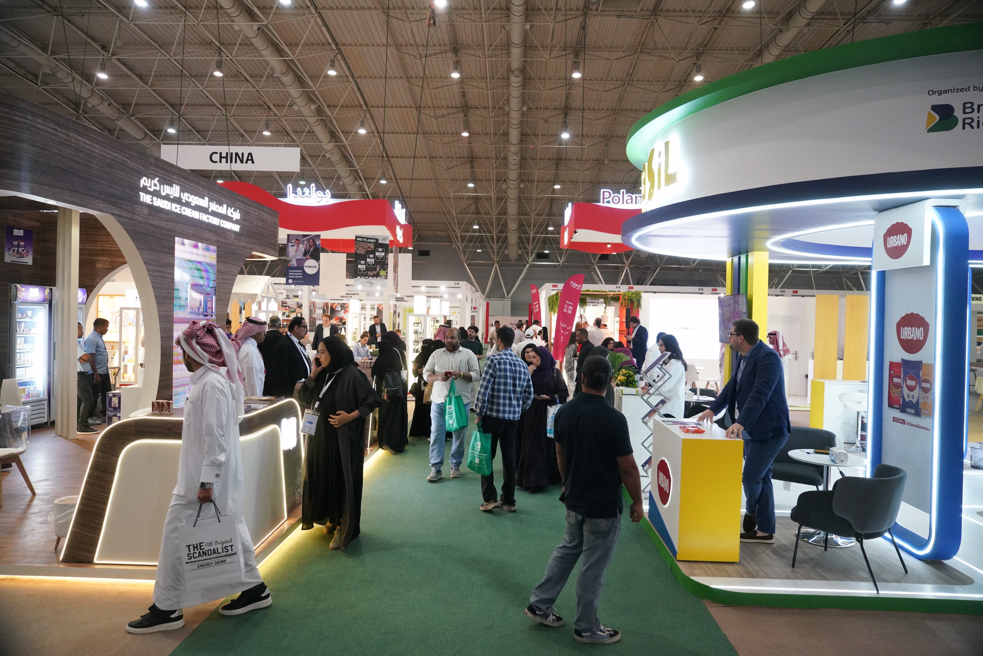 قاعة معرض مزدحمة — الأجنحة الدولية